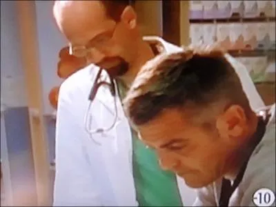 Exceptionnellement, je ne vous dirai pas le nom de l'acteur au premier plan, la photo devrait suffire pour trouver la srie, what else !