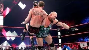 Quel est le vainqueur entre Ryback et deux catcheurs locaux dans un Handicap match ?