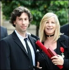 Jason, ici sur la photo avec sa clbrissime maman, Barbra Streisand, est le fils de ?
