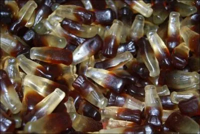 Faisant rfrence  une trs clbre marque amricaine de boissons prsente notamment dans les McDo, j'ai l'apparence d'une bouteille. Qui suis-je ?