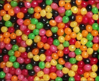 Nous sommes prsents sous formes de petites boules de couleurs jaunes, oranges, rouges, roses, verts et noirs et bien plus. On nous trouve, en gnral, sous forme de sacs. Qui sommes-nous ?