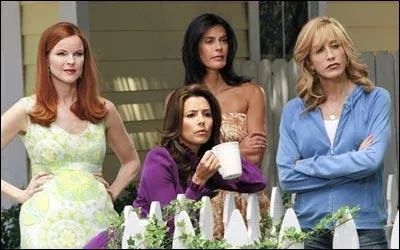 Sur cette image, la femme rousse...