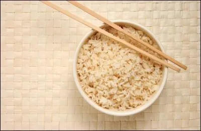 Pourquoi les Chinois mangent-ils avec des baguettes ?