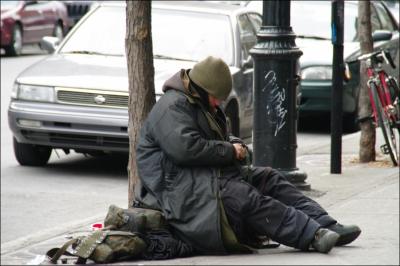 Le nombre de sans-abris ne cesse d'augmenter en France. Ces pauvres gens vivant dans les rues...