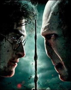Sur l'affiche du dernier film de la saga  Harry Potter , on peut voir Voldemort et son rival...