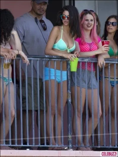 Mignonne, cette actrice indienne, avec son petit ensemble bleu !