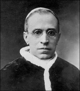 N en 1876, il est lu quelques mois avant le dbut de la Deuxime Guerre Mondiale. Il reste pape durant prs de 20 ans avant de s'teindre en 1958 :