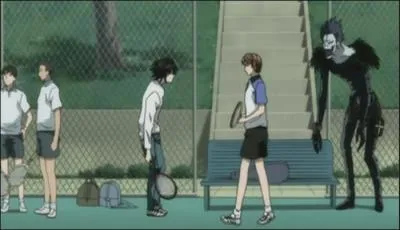 Episode 10 : Avant de commencer le match de tennis, L et Light discutent un peu. L parle un peu de son parcours sportif. Quelle information donne-t-il ?