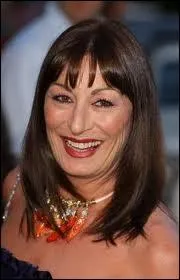 Anjelica, mannequin, actrice et ralisatrice qui a grandi en Irlande, et fut longtemps la compagne de Jack Nicholson, est la fille de ?