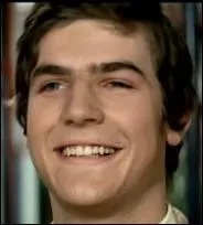 Olivier, acteur dans sa jeunesse devenu pilote de ligne, est le fils de ?