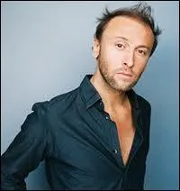 Pierre, chanteur, est le fils de ?