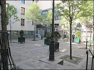 Dans le quartier de la Goutte d'Or une place porte le nom d'un caf qui servit de dcor  un roman d'Emile Zola. Tenu par  le pre Colombe , ce dbit de boissons tait...