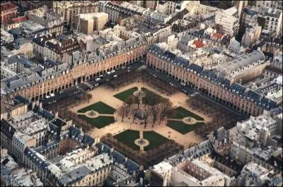 C'est une des plus anciennes place de Paris. Elle s'est appele  place Royale  jusqu'en 1800. Classe monument historique depuis 1954, elle est situe dans le Marais. C'est la place des...