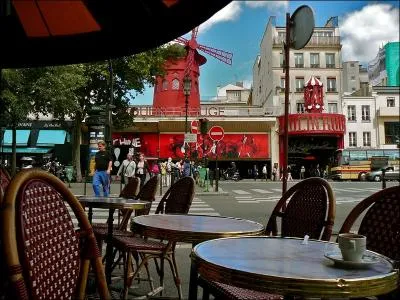 Dans la chanson  Il est cinq heures, Paris s'veille  de Jacques Dutronc, quelle place parisienne a-t-elle  mauvaise mine  ?