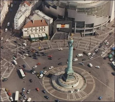 La place de la Bastille est orne de la colonne de Juillet, surmonte du  Gnie de la Libert , sculpture en bronze d'Auguste Dumont. La colonne fut inaugure en 1840 pour commmorer...