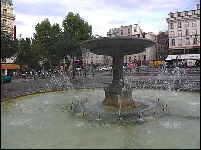 Georges Ulmer l'a chante, et la dcrivait ainsi :  Un p'tit jet d'eau, une station de mtro entoure de bistrots . De quelle place parlait-il ?