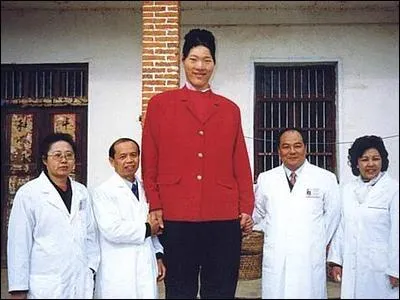 De-Fen Yao, c'est le nom de la plus grande femme du monde atteignant la taille incroyable de ...