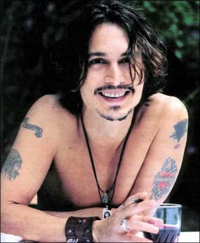 Avec qui Johnny Depp partage-t-il l'affiche dans le film Donnie Brasco ?