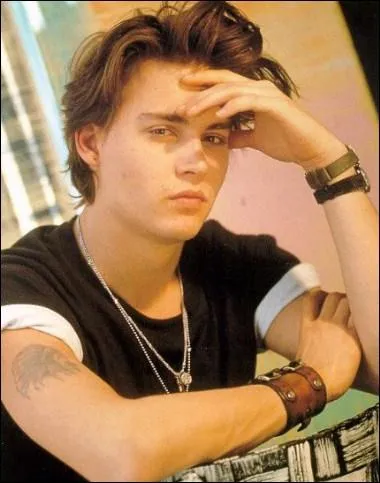 Dans les annes 80, dans quelle srie a jou Johnny Depp ?