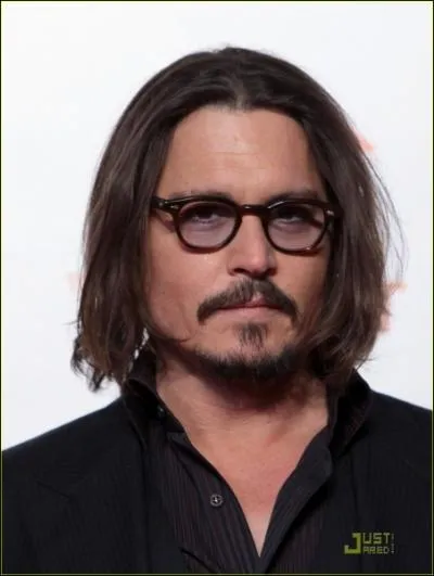 Quel mtier a exerc brivement Johnny Depp avant de dbuter sa carrire ?