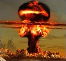 Qui ne porte aucune responsabilité dans la réalisation de la première bombe atomique américaine ? (pas de dates de naissance et de mort ! )