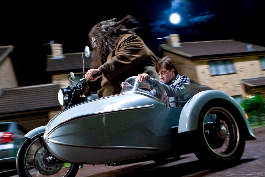 À qui appartient la moto, lorsque Hagrid amène Harry à Dumbledore et au professeur McGonagall ?