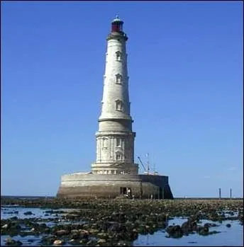 Surnomm le  Versailles de la mer   et parfois le   Roi des phares  , il est situ  l'embouchure de l'estuaire de la Gironde ... .