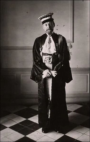 Le bonnet   magistrat  s'appelle :