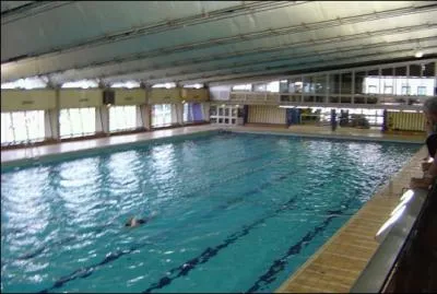 Dans une piscine municipale, il y a le grand et le petit...