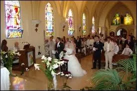 Sur cette image, elle est clbre pour un mariage. Mais elle est galement clbre pour un enterrement ou  minuit pour la fte de Nol. Elle est l'homonyme d'une ville lorraine du d&