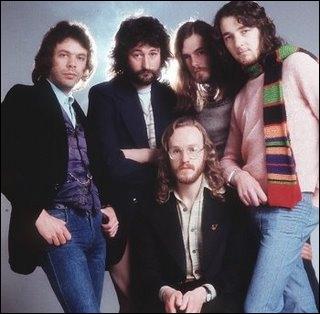 Ce groupe ne déclencha jamais la folie des fans bien qu'il ait vendu énormément de disques dans les années 70 / 80... Quelle chanson ne fait pas partie de leurs tubes ?