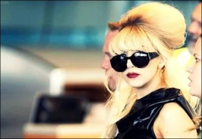 Quelle clbrit a convaincu le prsident du label Interscope Records de signer un contrat avec GaGa ? (aprs avoir rompu avec le premier)