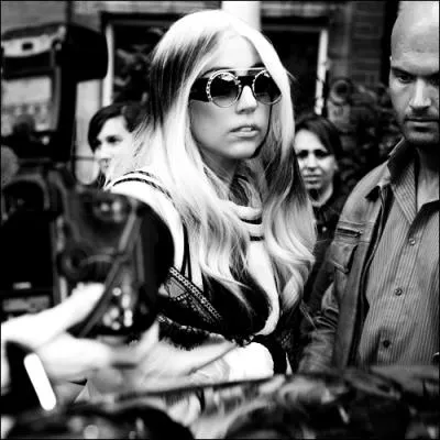 De quel groupe (aprs sa rupture bouleversante avec le contrat) a-t-elle fait partie ? (et a commenc   pencher  vers le ct burlesque et drogue)