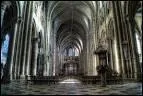La cathdrale St-Etienne de Sens (Yonne), a une particularit architecturale. Laquelle ?