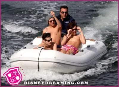 Qui a 4 ttons dans le groupe ?