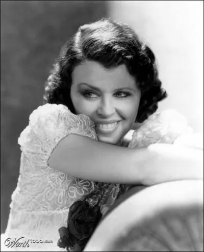 Comme par magie, une chanteuse blonde se transforme en brune !