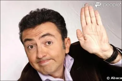 Humour. Imitateur dou qui a fait mettre la main sur le coeur des joueurs de foot de l'quipe de France lors d'un match contre l'Eire.