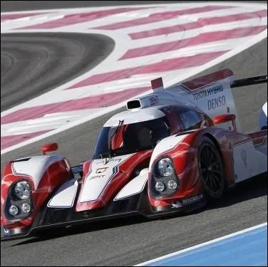 Quelle firme automobile fait son retour aprs 13 ans d'absence aux 24 heures du Mans ce week-end, en engageant deux modles  moteur essence hybride ?