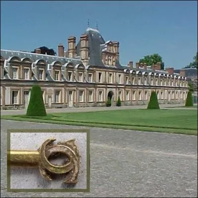 Dans quel chteau franais vient-on de dcouvrir lors de fouilles, une pingle  cheveux en or ayant appartenu  Catherine de Mdicis ?