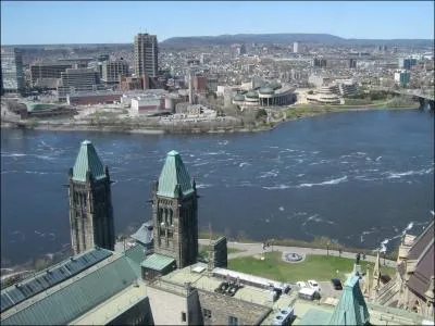 Mais aucune de ces trois villes n'est la capitale de ce pays. A votre avis, aprs avoir vu plusieurs de villes de ce pays, quelle est la capitale de ce pays ?