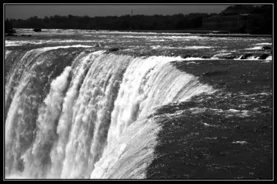 Ce site que ce pays a en commun avec son voisin les Etats-Unis, regroupe plusieurs chutes, ici en photo la partie du Fer  Cheval. Ce sont les chutes du...