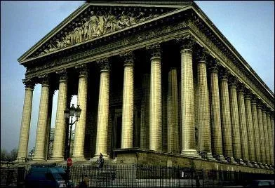 Comment appelle-t-on la partie triangulaire et suprieure d'un temple grec ?