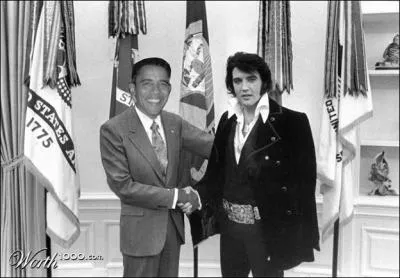 Qui donne une poigne de mains  Elvis Presley ?