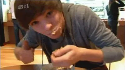 Dans la  video diary 8 ,  qui Louis donne-t-il une tasse de th pleine de sel ?