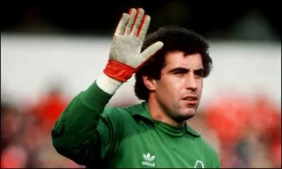 Peter Shilton est le gardien dtenant le record de matchs jous toutes comptitions confondues (1390 matchs). Pendant combien de matchs en Coupe du Monde n'a-t-il pas pris de but ?