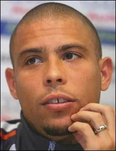 Le Brsilien Ronaldo Luis Nazrio de Lima (dit Ronaldo) est le meilleur buteur en Coupe du Monde (15 buts). En combien de Coupes du Monde a-t-il ralis cet exploit ?