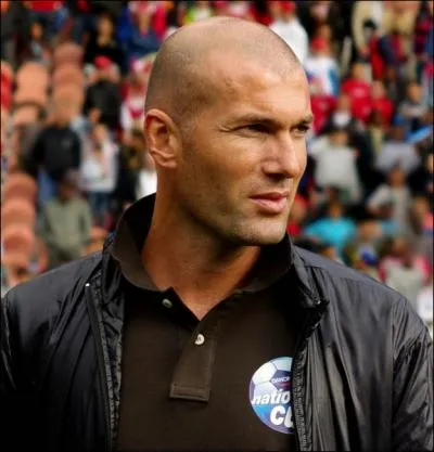 C'est notre Zizou, auteur d'un doubl lors de la finale de la Coupe du Monde 1998 (Et 1 ! Et 2 ! Et 3-0 ! ), mais galement d'un coup de boule  celle de 2006 suite  notre dfaite. Sur qui tait-ce ?