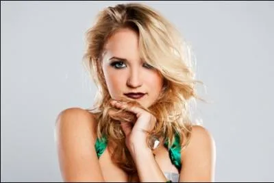 A-t-elle chant 'Kiss ans Tell' ?