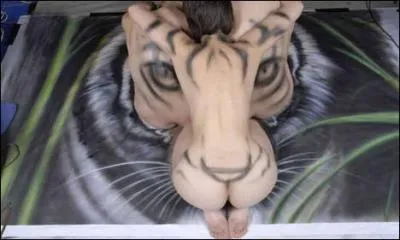 Trois charmantes demoiselles ont �t� n�cessaires pour r�aliser ...