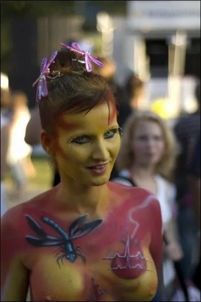 Mon territoire est toujours situ� � proximit� d'un plan d'eau, o� gr�ce � ma vitesse et � ma taille, je peux surprendre abeilles, gu�pes et autres demoiselles !